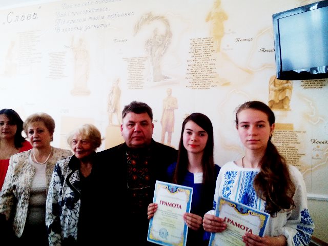 Серед нагороджених - студентки факультету філології і журналістики ТНПУ ім. В. Гнатюка Полиняк Марія та Нестерович Юліана Серед нагороджених - студентки факультету філології і журналістики ТНПУ ім. В. Гнатюка Полиняк Марія та Нестерович Юліана